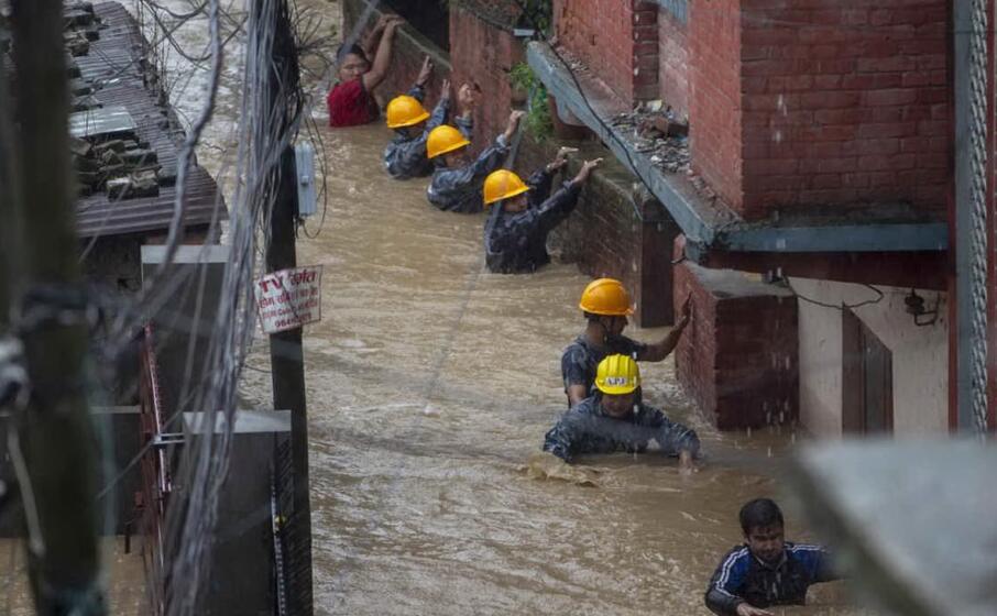 un immagine dei tragici allagamenti in nepal (ansa)