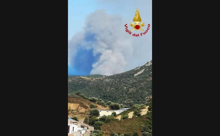 una colonna di fumo nel nuorese