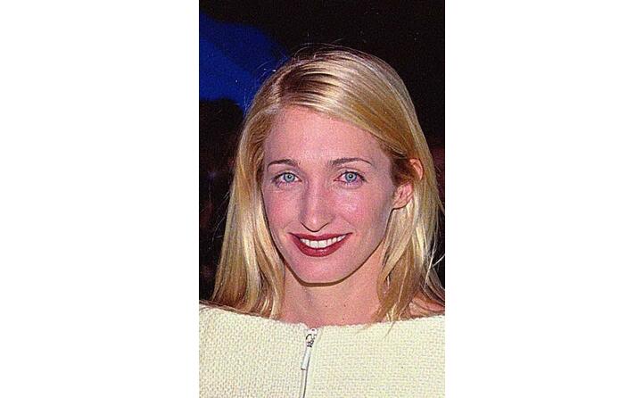 con lui muoiono anche la moglie carolyn bessette (nella foto) e la cognata