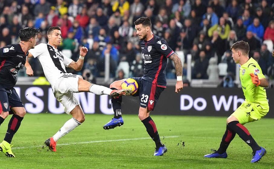 cristiano ronaldo in azione contro il cagliari (ansa)