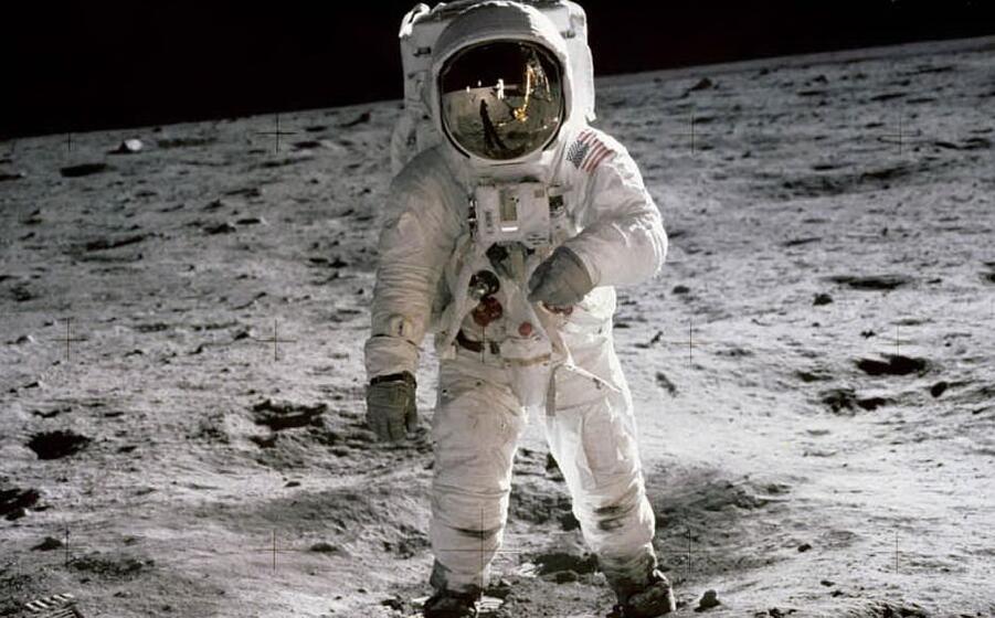 edwin buzz aldrin a passeggio sulla luna nella storica missione apollo 11 (ansa)
