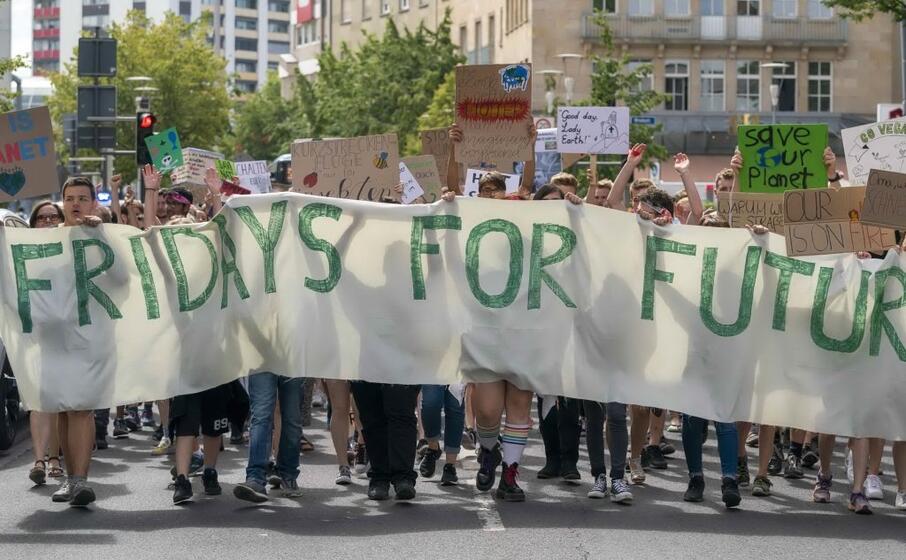 giovani manifestanti del movimento fridays for future (ansa)