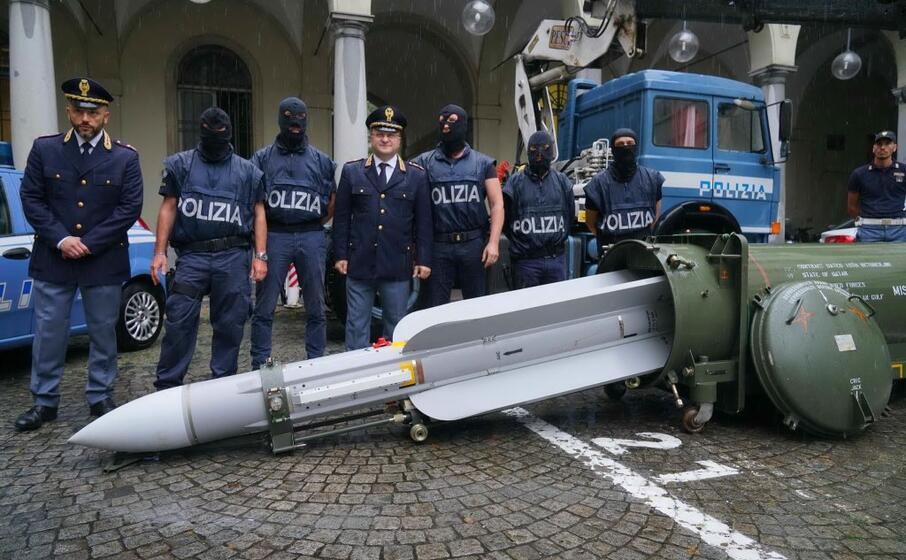il missile sequestrato dalla digos (ansa)