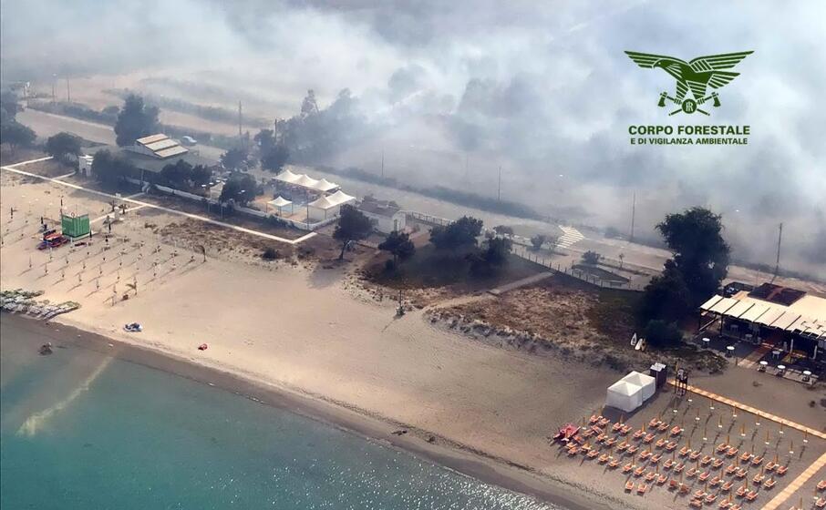 il rogo sul litorale di tortol (foto corpo forestale ansa)