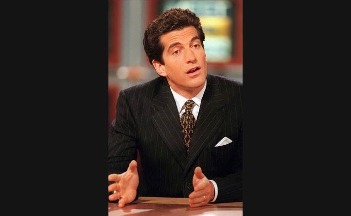 john kennedy jr durante una conferenza stampa