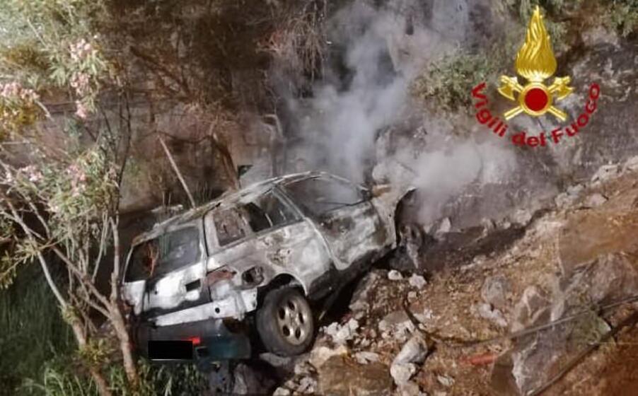 l auto fuori strada (foto vigili del fuoco)