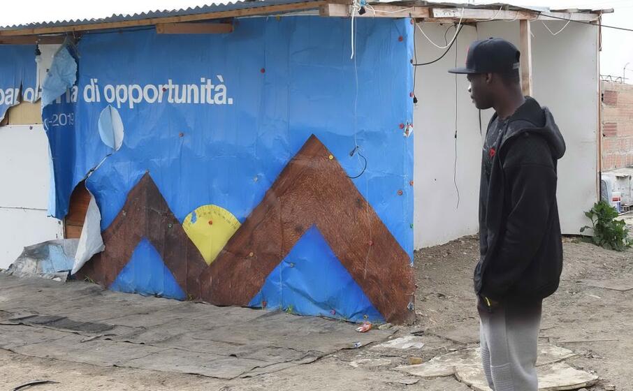 un accampamento a borgo mezzanone nei pressi di foggia (ansa)