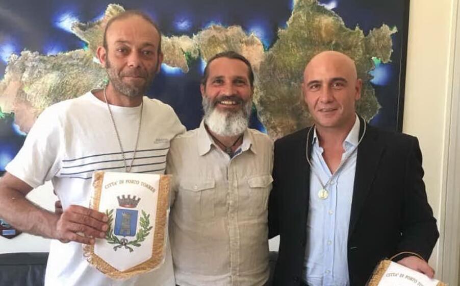 i due soccorritori con il sindaco al centro (foto l unione sarda pala)