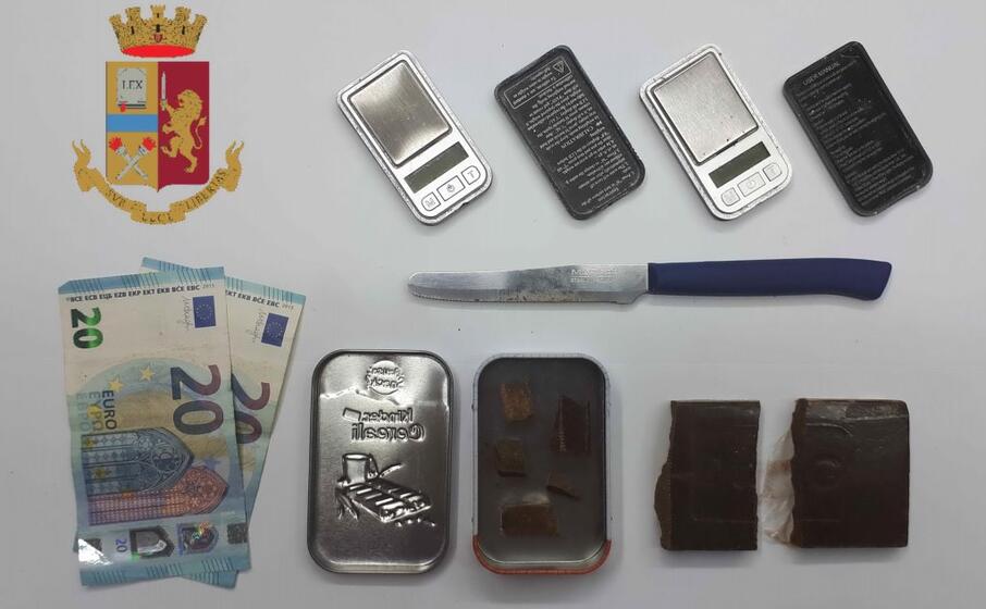 il materiale sequestrato (foto questura)