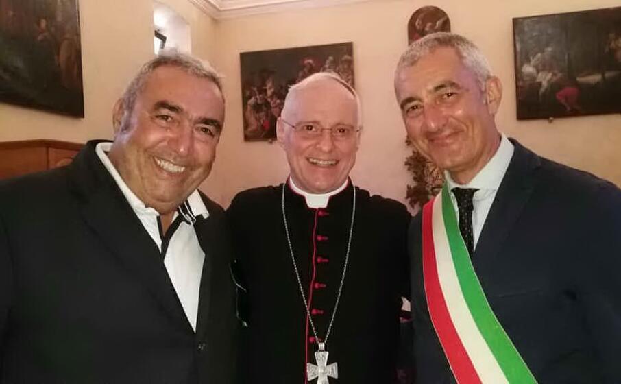 il sindaco mario conoci con il vescovo mauro morfino e il presidente del consiglio lelle salvatore (foto l unione sarda fiori)