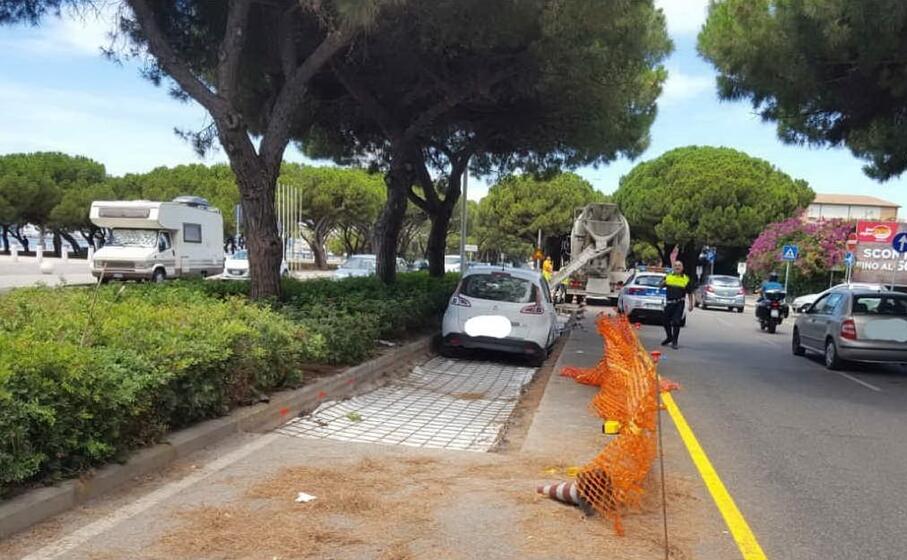 l auto coinvolta nell incidente (foto polizia municipale di cagliari)