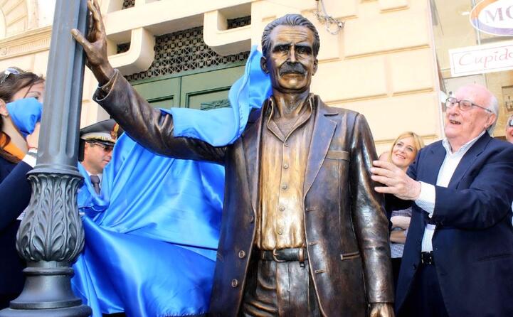 l inaugurazione a porto empedocle della statua dedicata al commissario montalbano