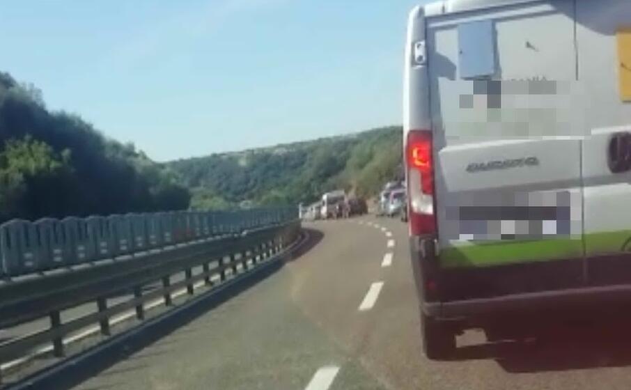 la fila di auto nella discesa di santa cristina (foto l unione sarda sanna)