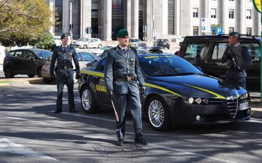 una pattuglia (foto guardia di finanza)