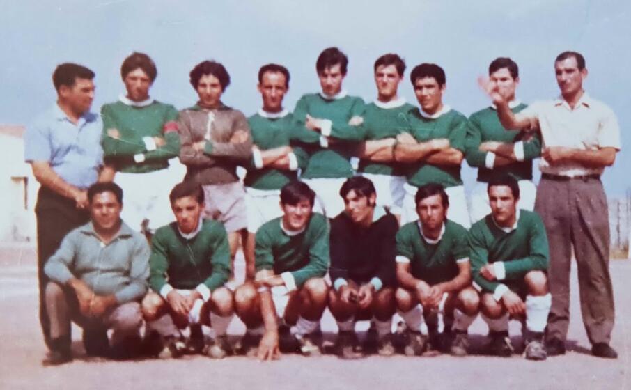 angelino cabriolu (il primo in alto a sinistra) con una delle sue squadre (foto l unione sarda garau)