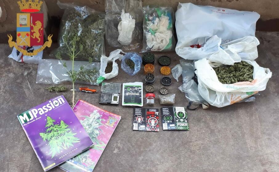 droga semi e riviste sequestrate nell abitazione (foto polizia di stato)