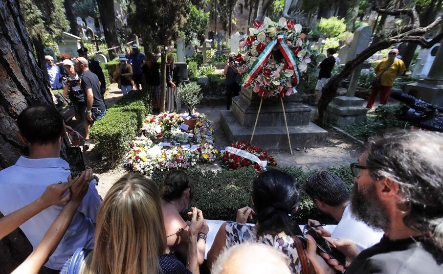 grande affetto e commozione in molti hanno pianto silenziosamente