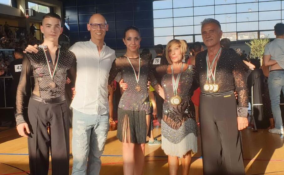 i campioni italiani sergio campidano e annarella cadau (over 60) insieme al maestro ortu (foto l unione sarda farris)