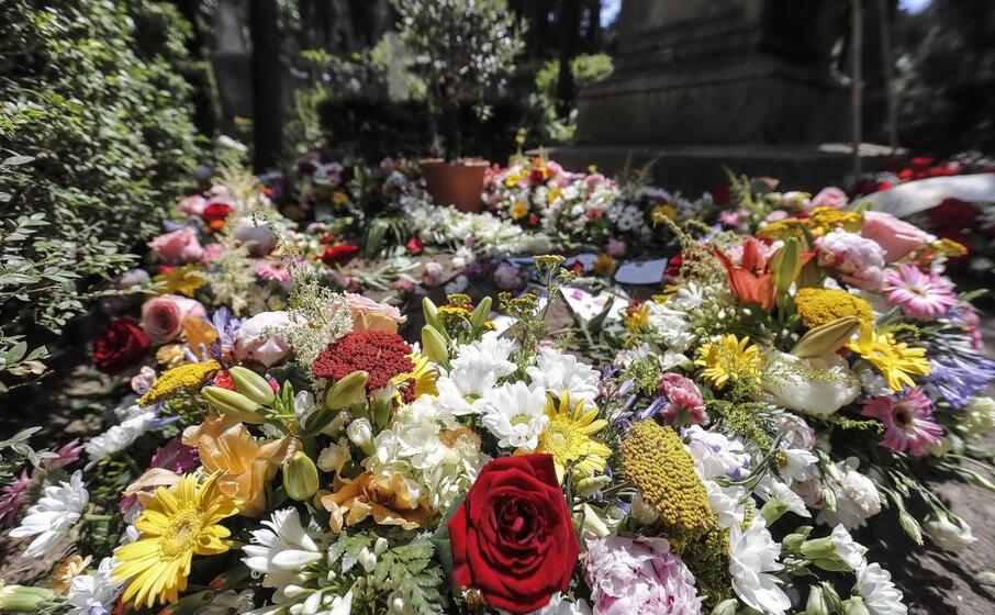 i fiori al cimitero di testaccio per dire addio al celebre scrittore