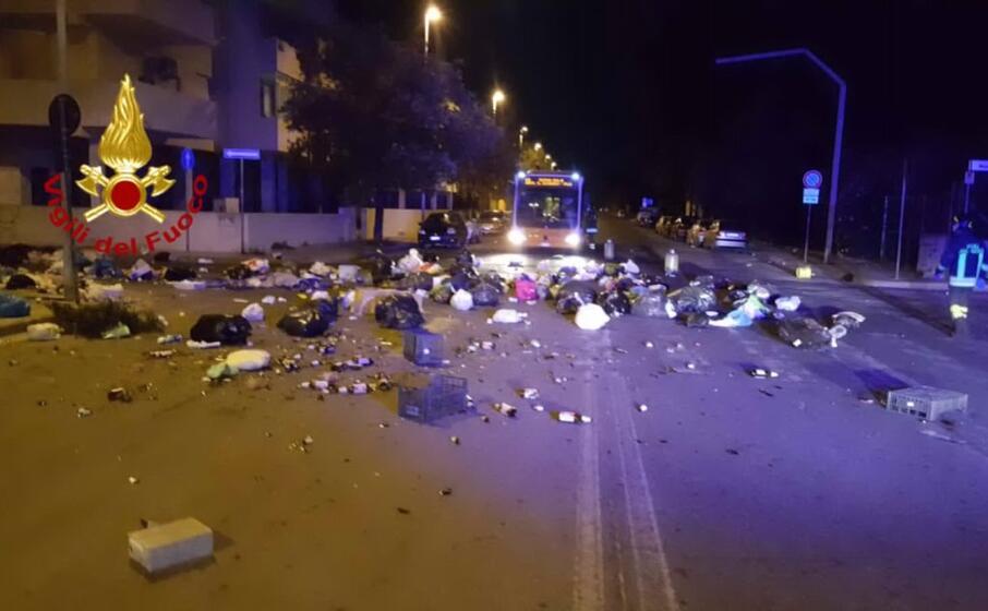 i sacchi dell immondizia gettati in strada in viale della musica (foto vigili del fuoco)