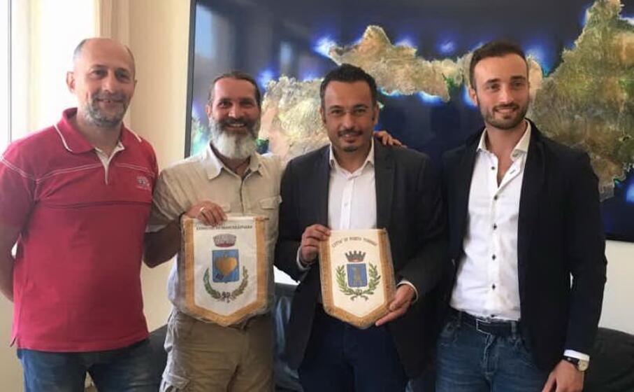 il sindaco wheeler con il collega di marcellinaria (foto l unione sarda pala)