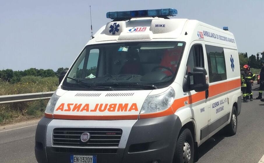 l ambulanza del 118 (foto l unione sarda sanna)