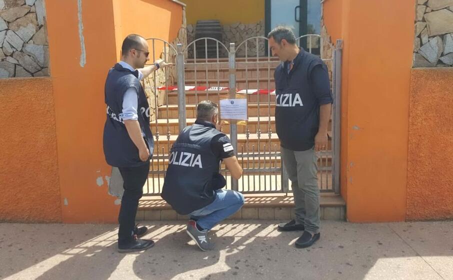 la chiusura dell esercizio pubblico (foto questura)
