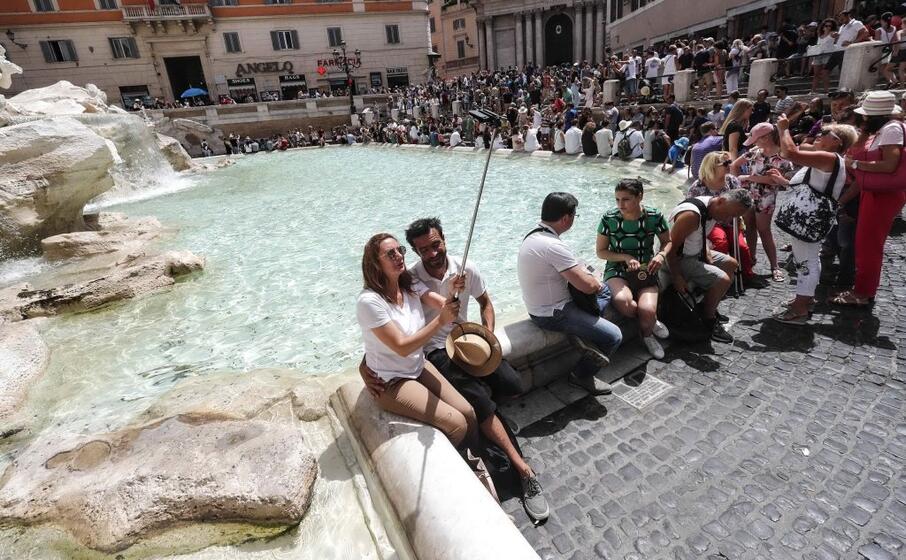 la fontana di trevi uno dei luoghi pi visitati dai turisti di tutto il mondo (ansa)