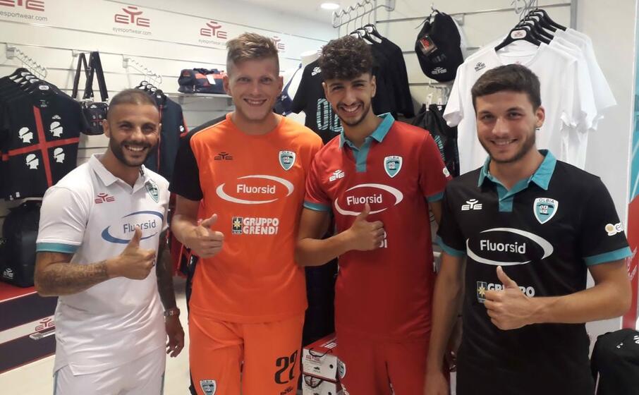 le nuove maglie dell olbia targate eye (foto l unione sarda giagnoni)