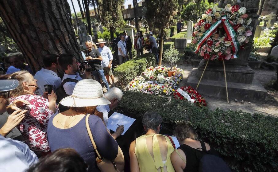 migliaia di persone hanno voluto portare l ultimo saluto al pap di montalbano