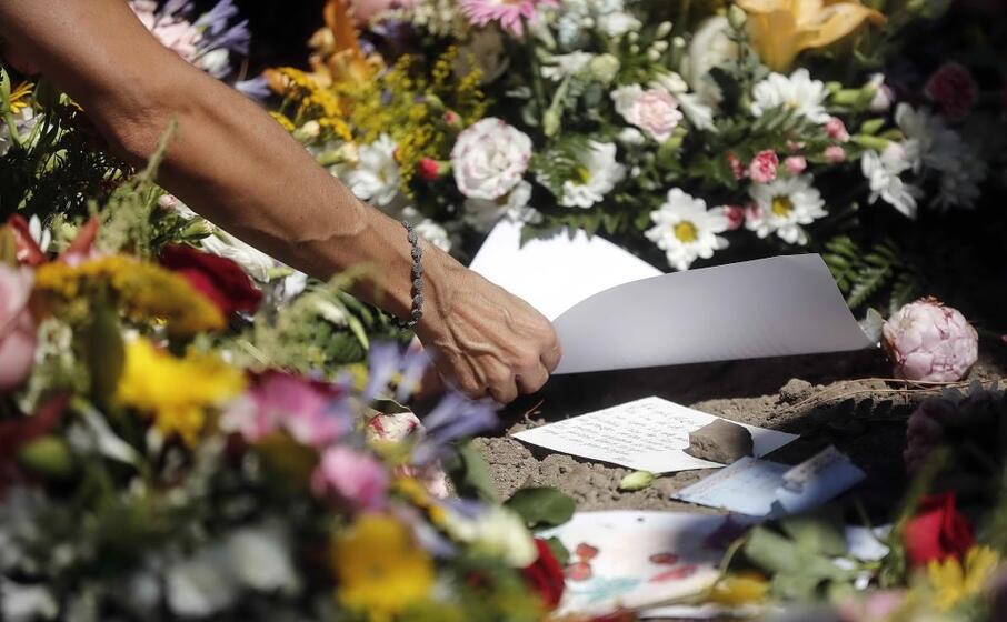 una donna lascia un messaggio