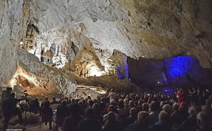 esibizione all interno della grotta (foto simone farris)