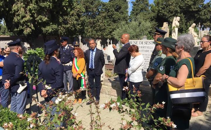 il sindaco con la fascia tricolore