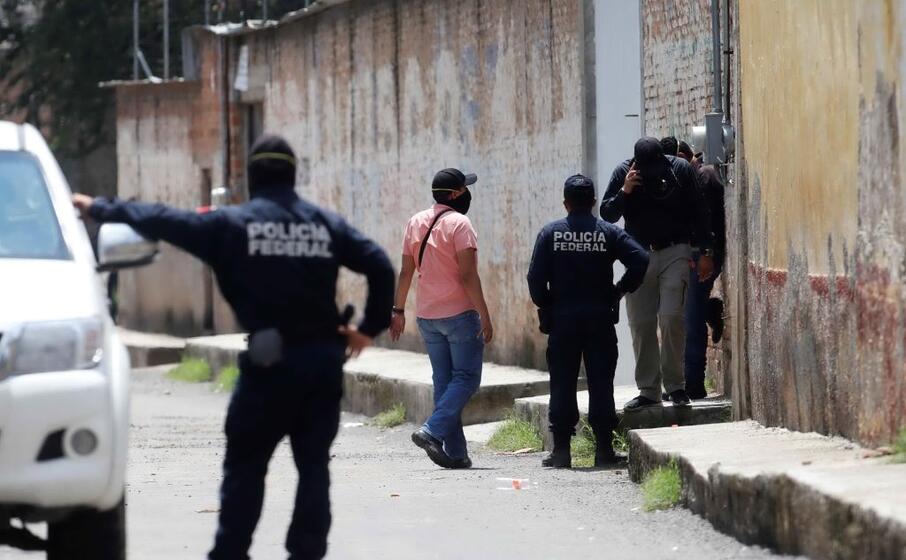 la polizia federale sul posto (ansa)