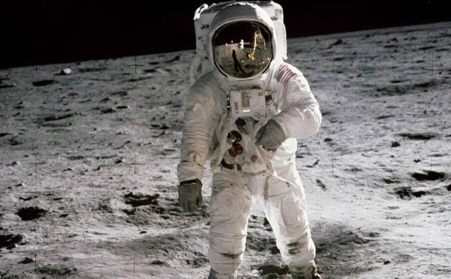 la storica passeggiata lunare di aldrin (ansa)