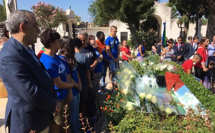 le rose bianche in memoria della strage