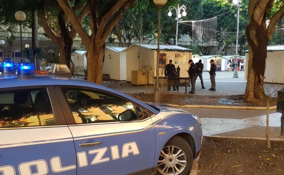 polizia in piazza del carmine a cagliari (archivio l unione sarda)