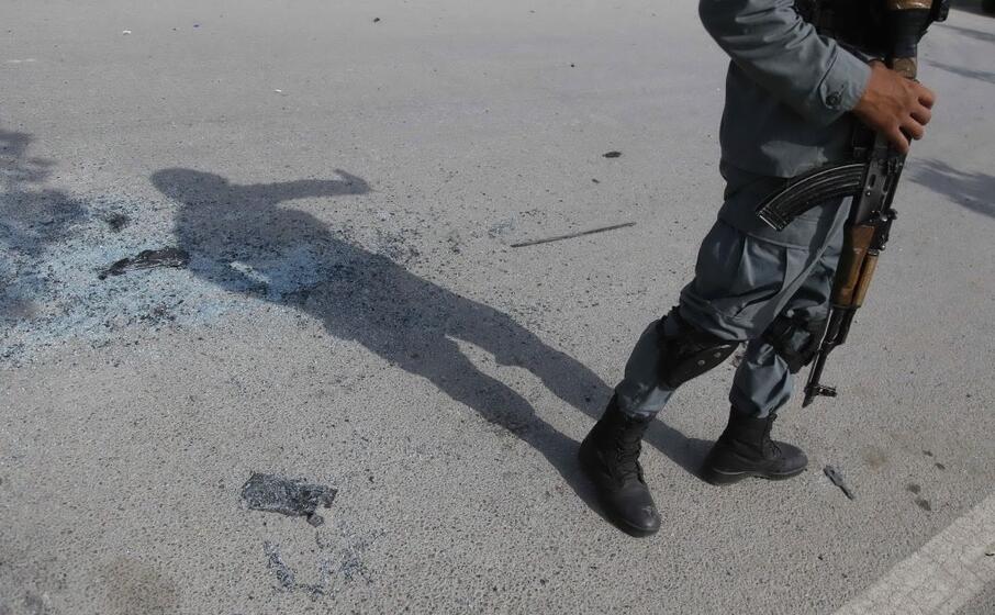 un poliziotto a kabul (ansa)