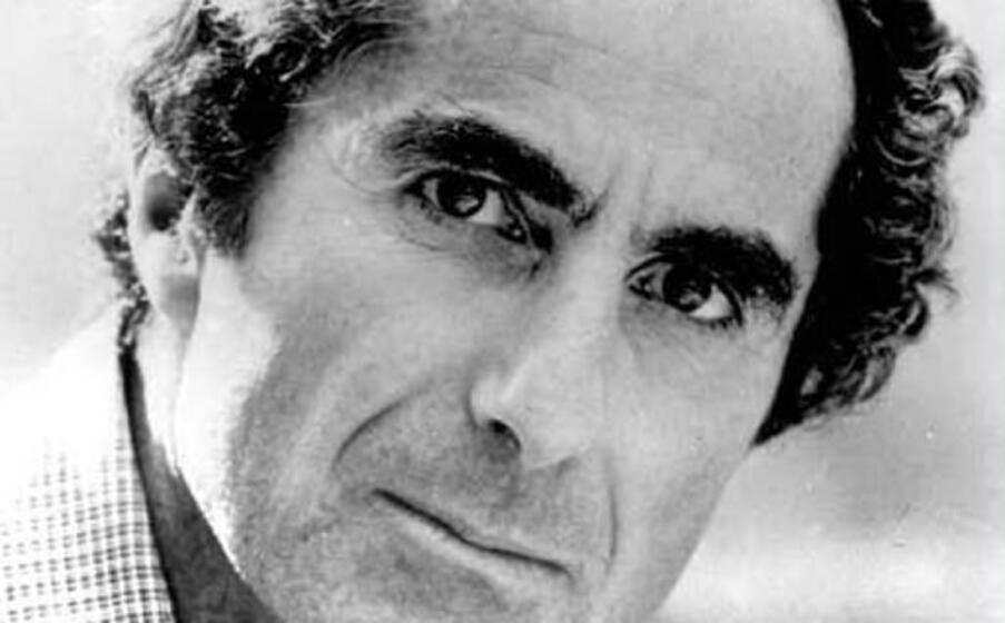 un primo piano dello scrittore philip roth (ansa)
