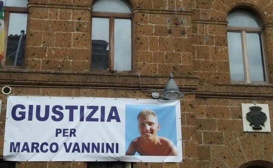 uno striscione per marco vannini (ansa)
