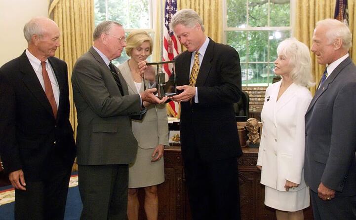 bill clinton con i protagonisti dell impresa