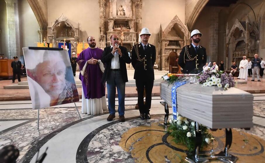 il discorso commosso di renzo arbore durante il funerale