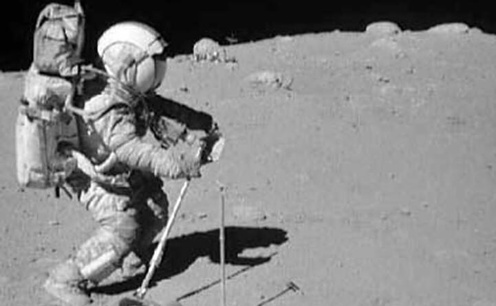 il primo a mettere il piede sul suolo lunare fu armstrong