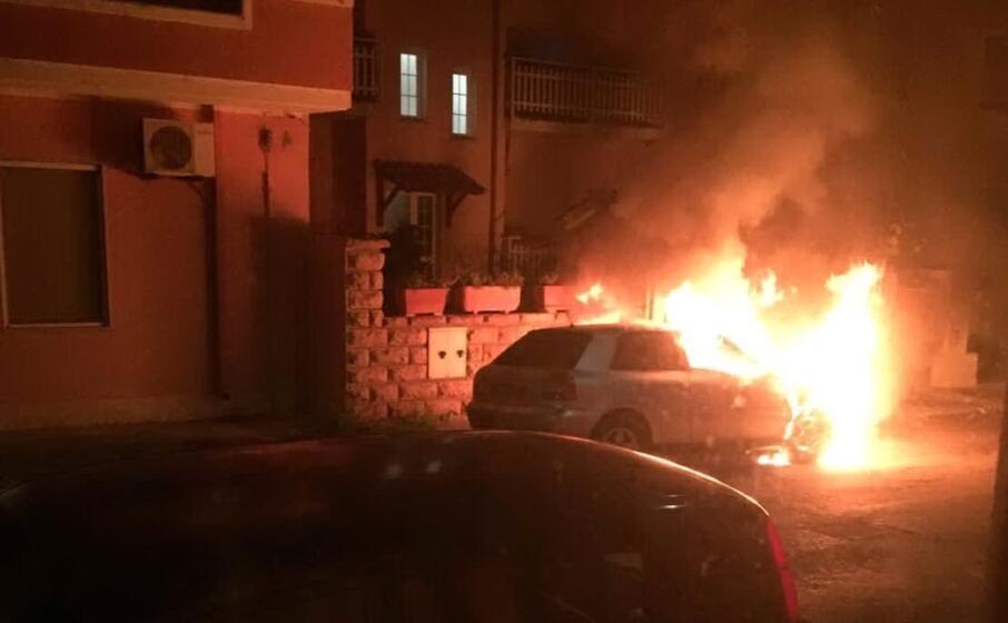 l audi a3 in fiamme in via ales (foto elia sanna)