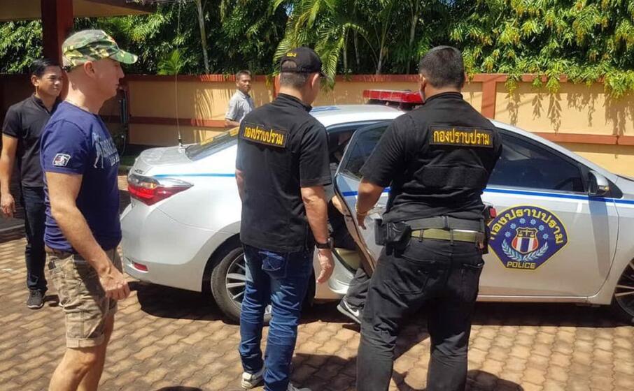 la polizia thailandese al momento dell arresto (ansa)