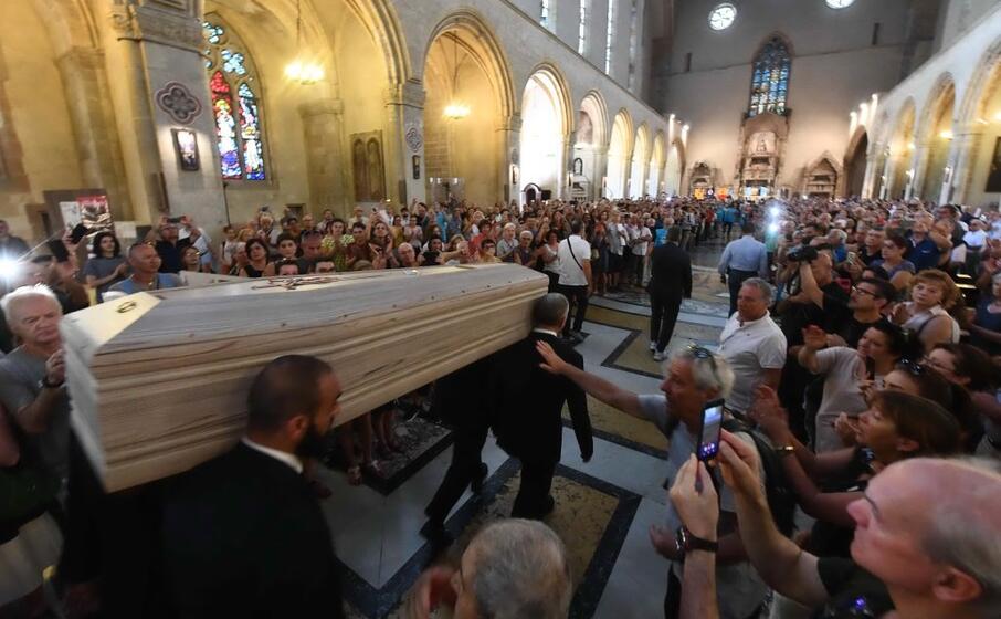la salma dello scrittore viene portata in basilica