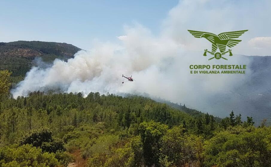 le operazioni di spegimento del rogo a vallermosa