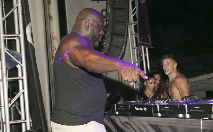 grande successo ieri sera al poetto on air per il dj set di shaquille o neal