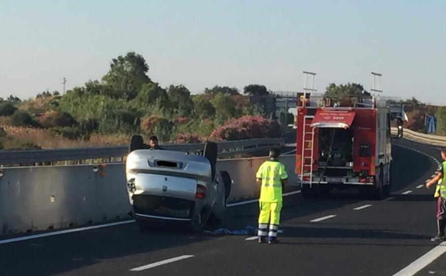 l auto ribaltata (foto elia sanna)