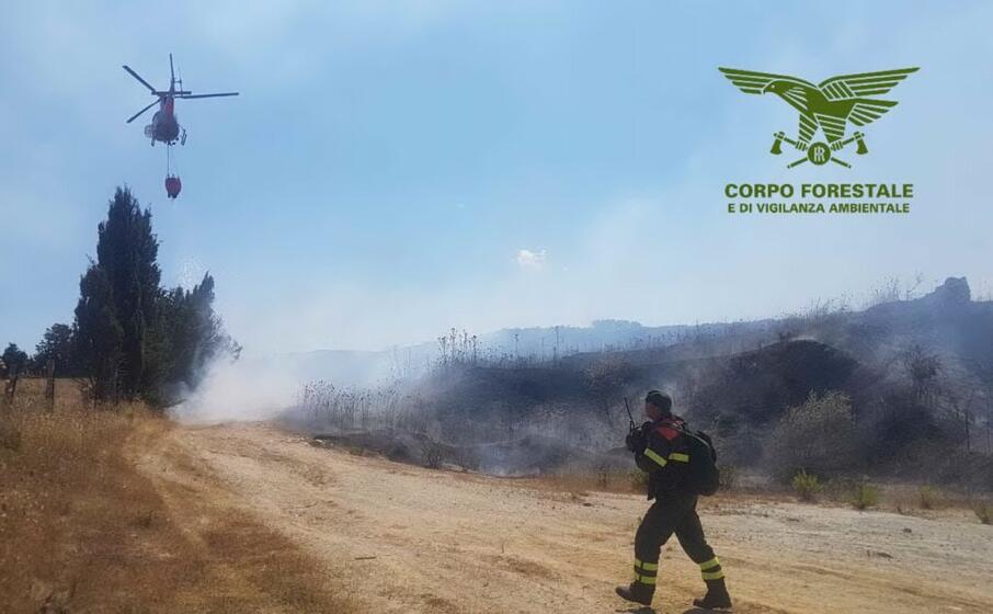 le operazioni di spegnimento di uno degli incendi (corpo forestale)